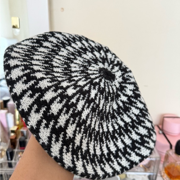 Black and White Karl lagerfeld beret - Picture 3 of 5